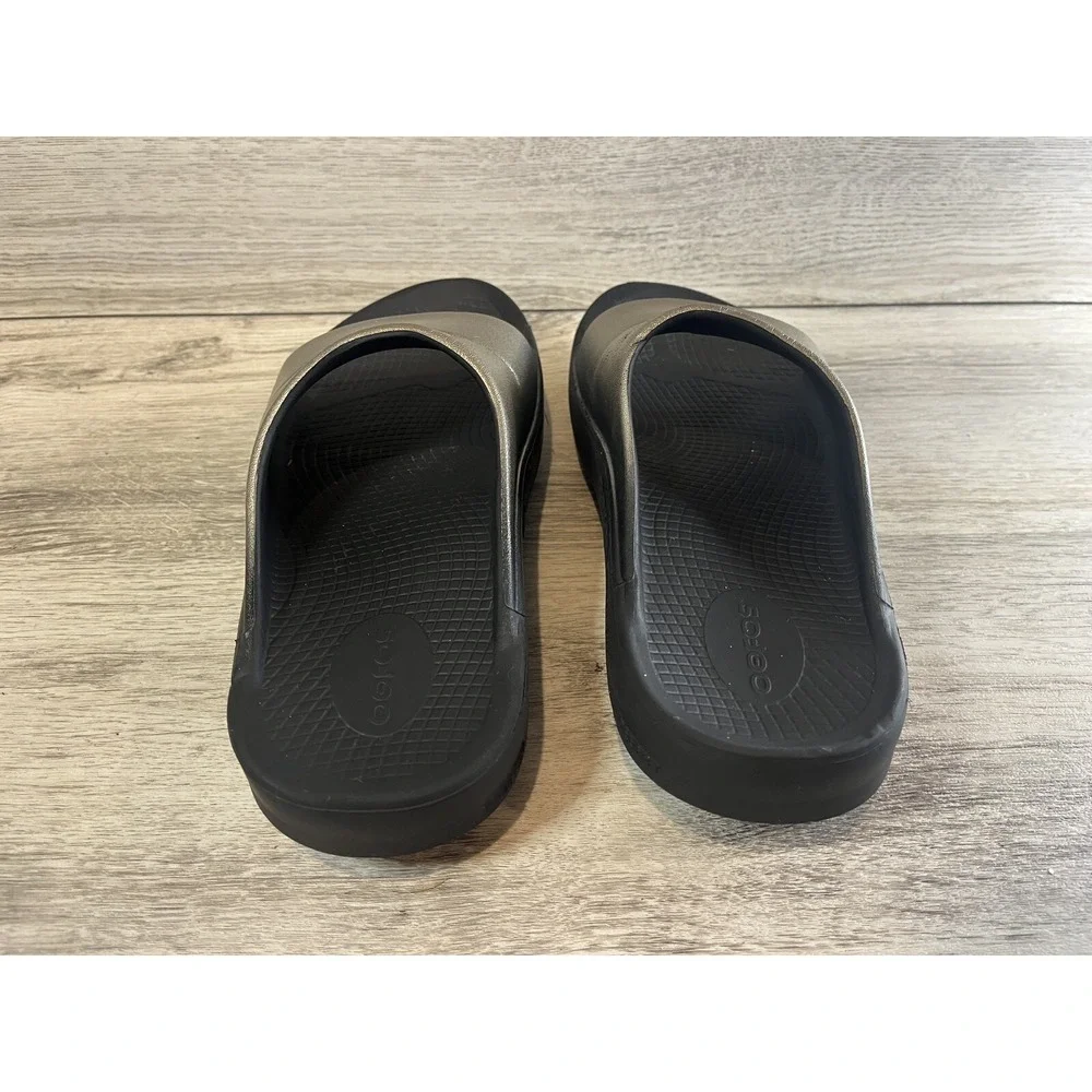 OOFOS Women’s Metallic Pewter Slide Sandals - Black Footbed